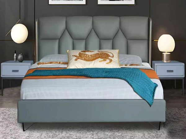 ما هي الاحتياطات التي يجب اتخاذها عند الحفاظ على سرير منجد بالجلد؟